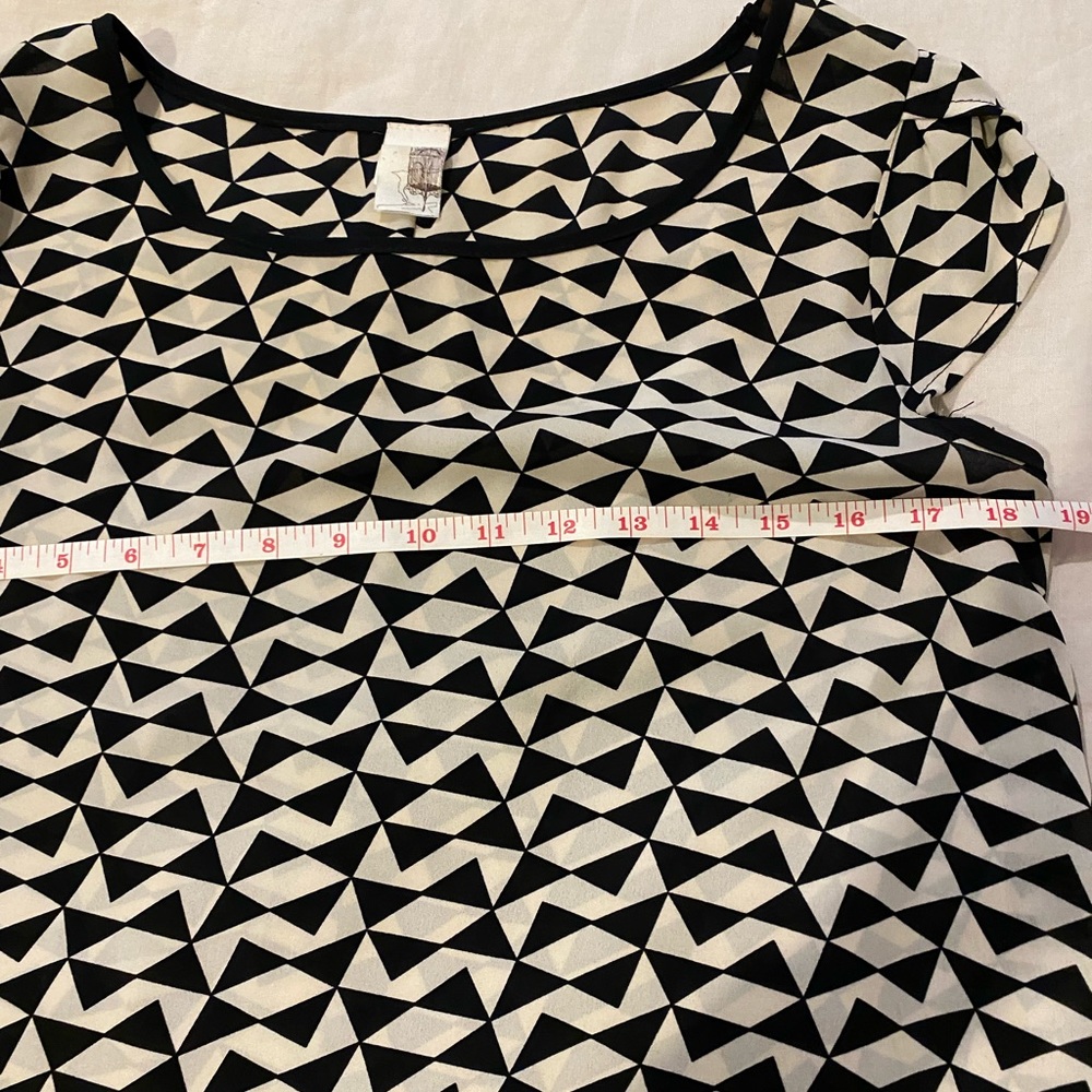 Geometric patterned top - Picture 6 of 8